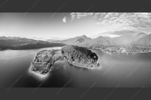 Blick über die Halbinsel Zwergern am Walchensee zum Simetsberg und Wettersteingebirge - Himmelswiesn 2:1 sw -- Halbinsel Zwergern am Walchensee mit Simetsberg - mehr Infos bei www.Kriner-Weiermann.de