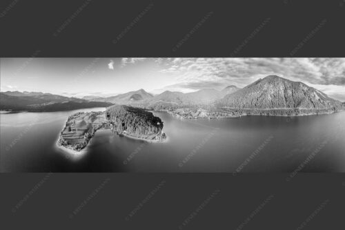 Blick über die Halbinsel Zwergern am Walchensee zum Simetsberg und Wettersteingebirge - Himmelswiesn 3:1 sw -- Halbinsel Zwergern am Walchensee mit Simetsberg - mehr Infos bei www.Kriner-Weiermann.de
