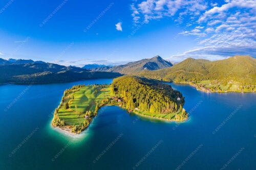 Blick über die Halbinsel Zwergern am Walchensee zum Simetsberg und Wettersteingebirge - Himmelswiesn 3:2  -- Halbinsel Zwergern am Walchensee mit Simetsberg - mehr Infos bei www.Kriner-Weiermann.de