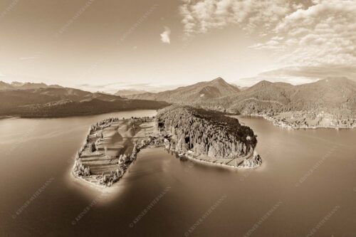 Blick über die Halbinsel Zwergern am Walchensee zum Simetsberg und Wettersteingebirge - Himmelswiesn 3:2 sepia -- Halbinsel Zwergern am Walchensee mit Simetsberg - mehr Infos bei www.Kriner-Weiermann.de
