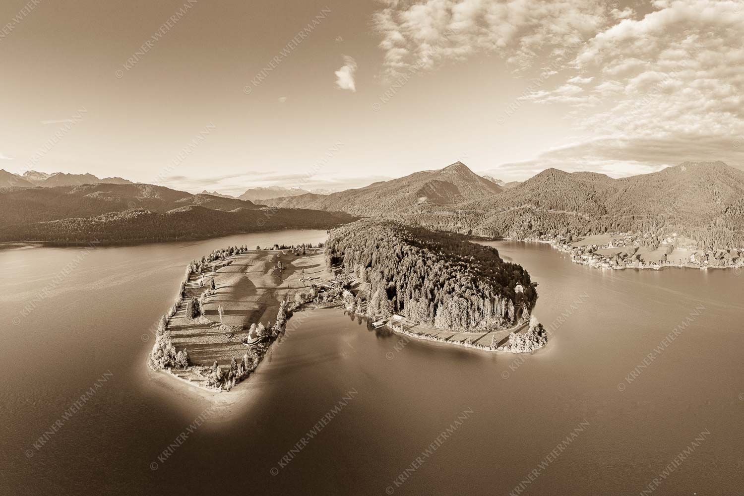 Blick über die Halbinsel Zwergern am Walchensee zum Simetsberg und Wettersteingebirge - Himmelswiesn 3:2 sepia -- Halbinsel Zwergern am Walchensee mit Simetsberg - mehr Infos bei www.Kriner-Weiermann.de