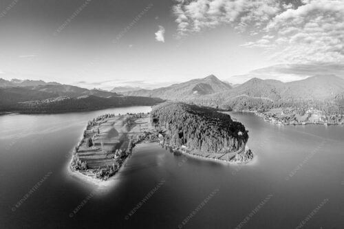 Blick über die Halbinsel Zwergern am Walchensee zum Simetsberg und Wettersteingebirge - Himmelswiesn 3:2 sw -- Halbinsel Zwergern am Walchensee mit Simetsberg - mehr Infos bei www.Kriner-Weiermann.de