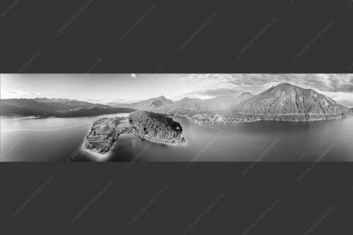 Blick über die Halbinsel Zwergern am Walchensee zum Simetsberg und Wettersteingebirge - Himmelswiesn 4:1 sw -- Halbinsel Zwergern am Walchensee mit Simetsberg - mehr Infos bei www.Kriner-Weiermann.de