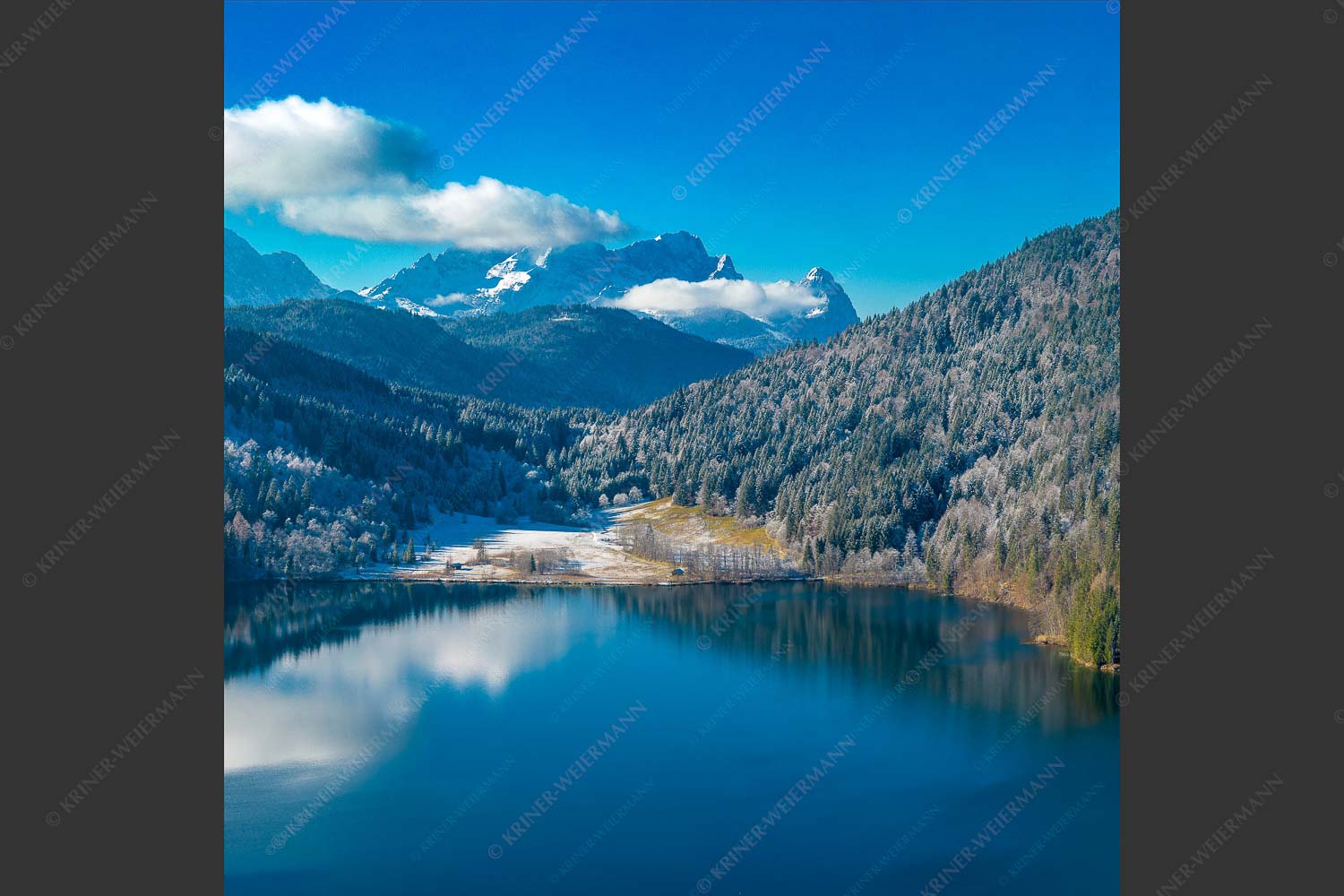 Erster Schnee am Barmsee mit Blick zum Zugspitzmassiv - Hinterm Barmsee 1:1  -- Alpspitze Zugspitze und Waxenstein - mehr Infos bei www.Kriner-Weiermann.de