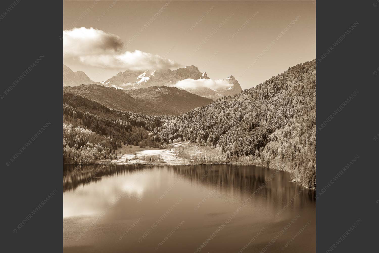 Erster Schnee am Barmsee mit Blick zum Zugspitzmassiv - Hinterm Barmsee 1:1 sepia -- Alpspitze Zugspitze und Waxenstein - mehr Infos bei www.Kriner-Weiermann.de