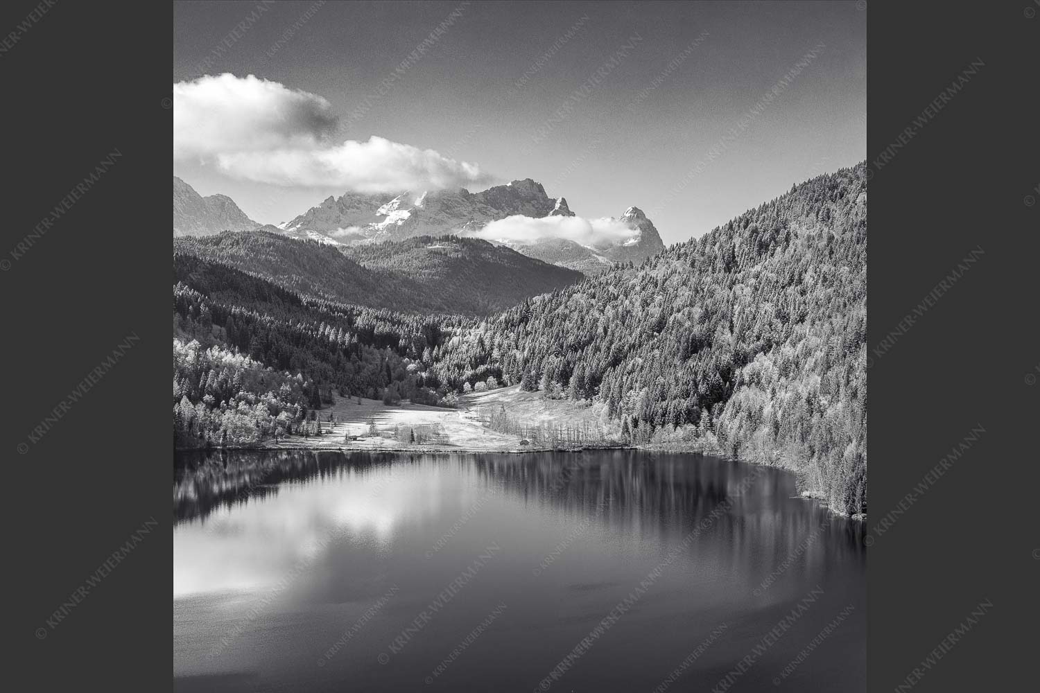 Erster Schnee am Barmsee mit Blick zum Zugspitzmassiv - Hinterm Barmsee 1:1 sw -- Alpspitze Zugspitze und Waxenstein - mehr Infos bei www.Kriner-Weiermann.de