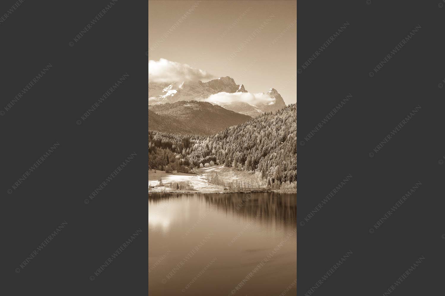 Erster Schnee am Barmsee mit Blick zum Zugspitzmassiv - Hinterm Barmsee 1:2 sepia -- Alpspitze Zugspitze und Waxenstein - mehr Infos bei www.Kriner-Weiermann.de