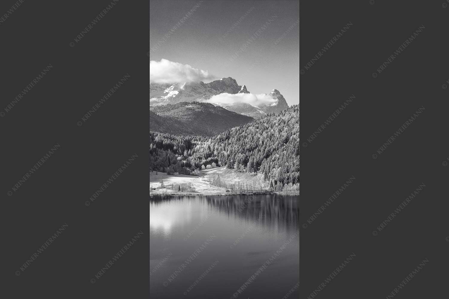 Erster Schnee am Barmsee mit Blick zum Zugspitzmassiv - Hinterm Barmsee 1:2 sw -- Alpspitze Zugspitze und Waxenstein - mehr Infos bei www.Kriner-Weiermann.de