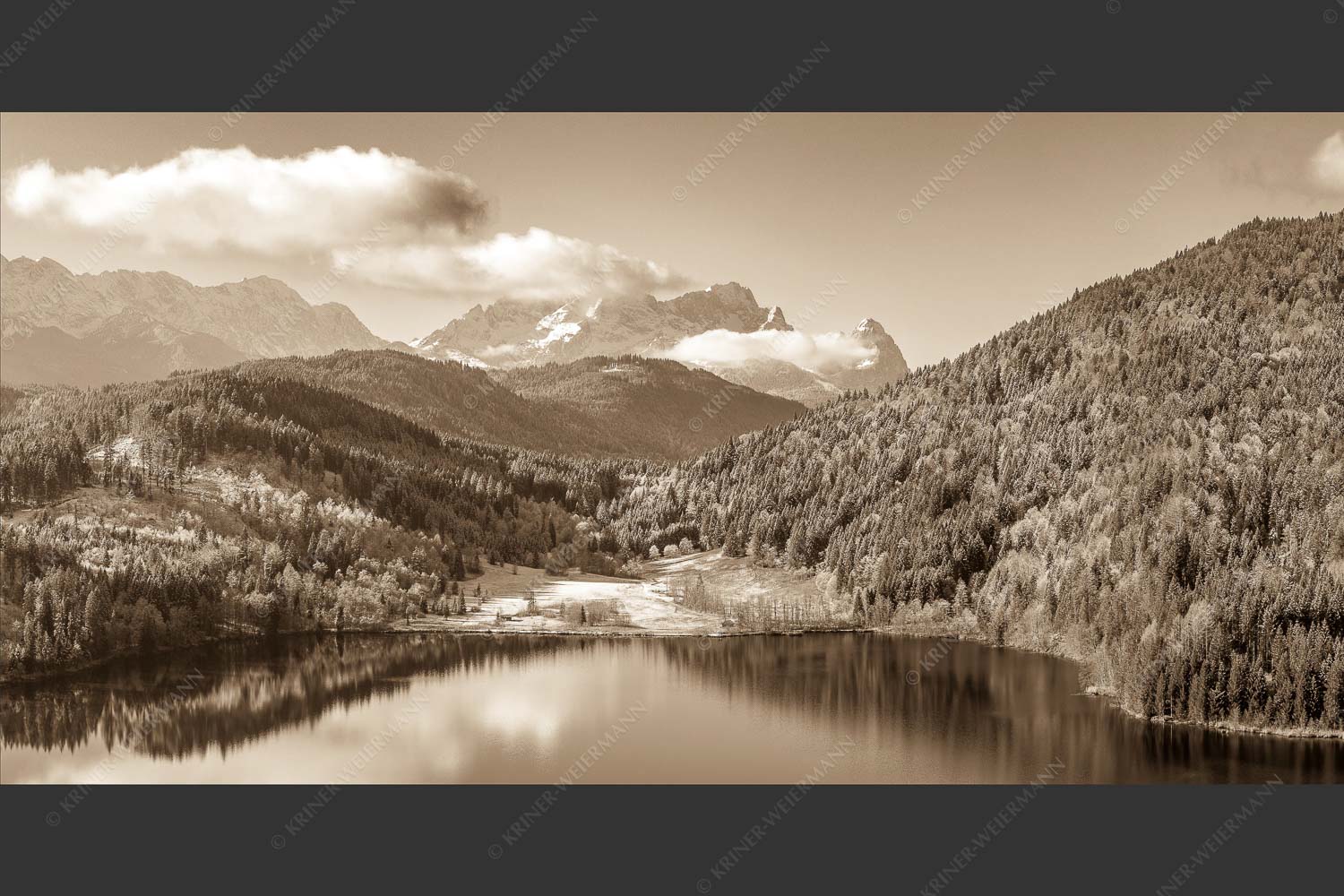 Erster Schnee am Barmsee mit Blick zum Zugspitzmassiv - Hinterm Barmsee 2:1 sepia -- Alpspitze Zugspitze und Waxenstein - mehr Infos bei www.Kriner-Weiermann.de