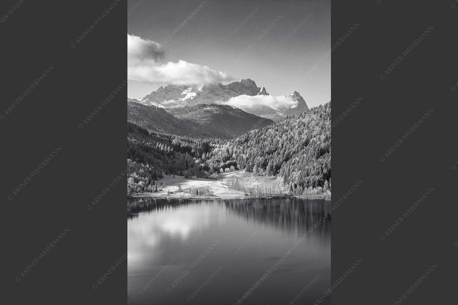 Erster Schnee am Barmsee mit Blick zum Zugspitzmassiv - Hinterm Barmsee 2:3 sw -- Alpspitze Zugspitze und Waxenstein - mehr Infos bei www.Kriner-Weiermann.de