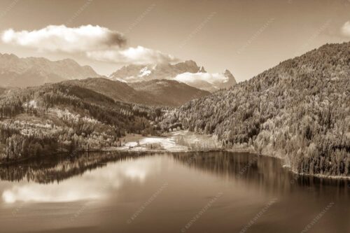Erster Schnee am Barmsee mit Blick zum Zugspitzmassiv - Hinterm Barmsee 3:2 sepia -- Alpspitze Zugspitze und Waxenstein - mehr Infos bei www.Kriner-Weiermann.de