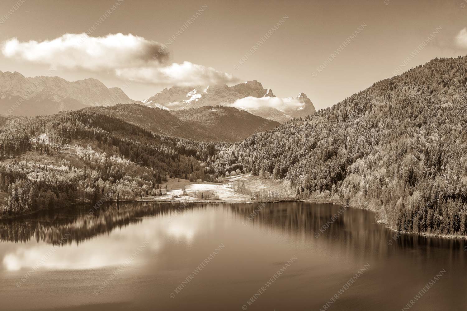 Erster Schnee am Barmsee mit Blick zum Zugspitzmassiv - Hinterm Barmsee 3:2 sepia -- Alpspitze Zugspitze und Waxenstein - mehr Infos bei www.Kriner-Weiermann.de