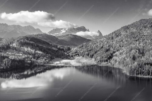 Erster Schnee am Barmsee mit Blick zum Zugspitzmassiv - Hinterm Barmsee 3:2 sw -- Alpspitze Zugspitze und Waxenstein - mehr Infos bei www.Kriner-Weiermann.de