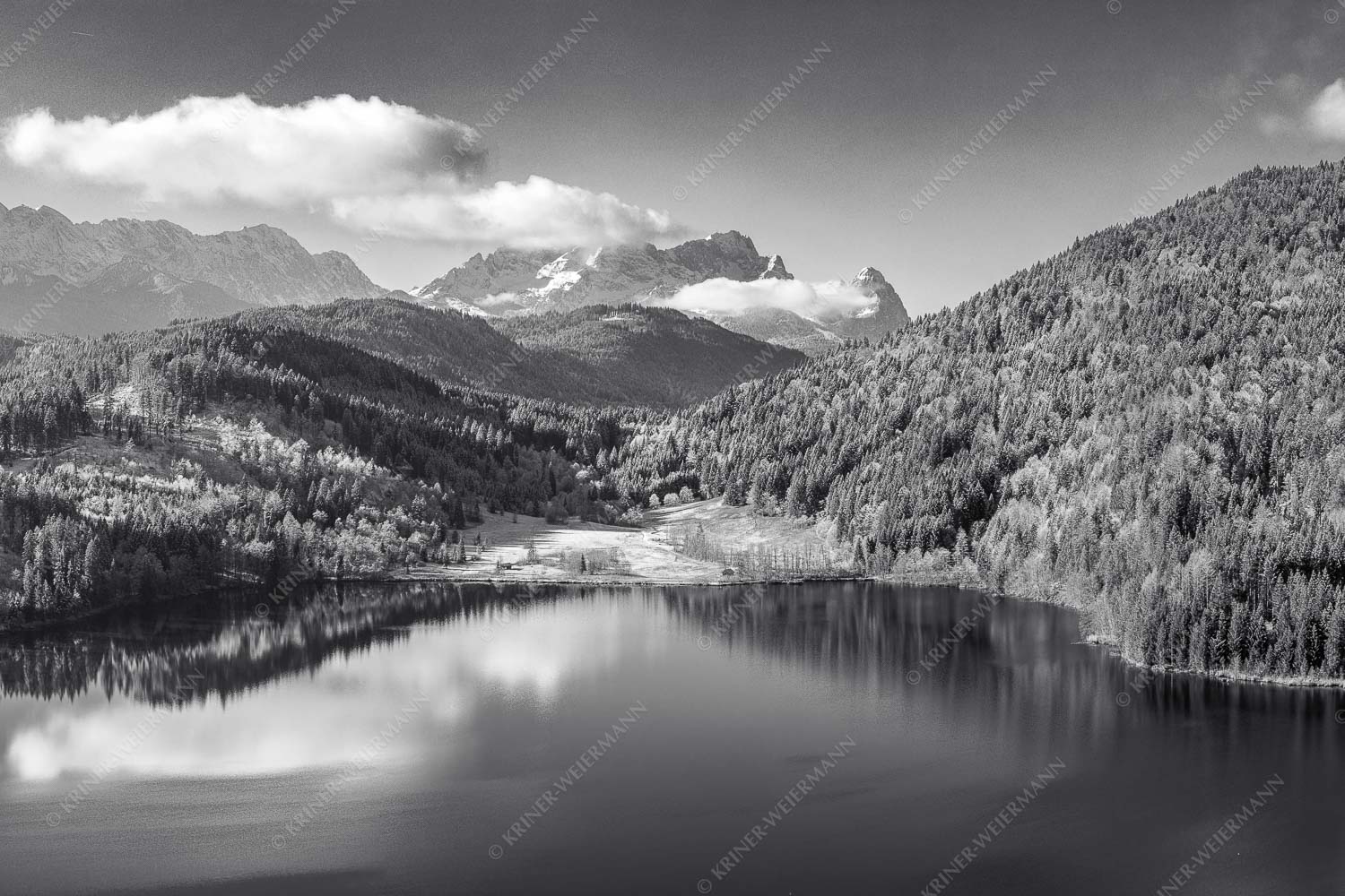 Erster Schnee am Barmsee mit Blick zum Zugspitzmassiv - Hinterm Barmsee 3:2 sw -- Alpspitze Zugspitze und Waxenstein - mehr Infos bei www.Kriner-Weiermann.de