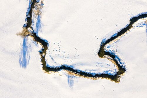 Draufsicht auf einen Bachlauf im Winter - Hinum Herum 3:2  -- Mäandern Winter Bach - mehr Infos bei www.Kriner-Weiermann.de