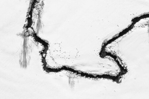 Draufsicht auf einen Bachlauf im Winter - Hinum Herum 3:2 sw -- Mäandern Winter Bach - mehr Infos bei www.Kriner-Weiermann.de