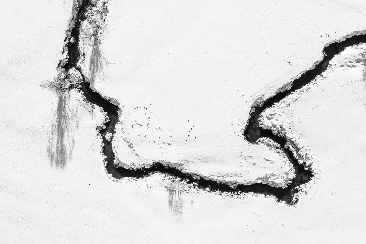 Draufsicht auf einen Bachlauf im Winter - Hinum Herum 3:2 sw -- Mäandern Winter Bach - mehr Infos bei www.Kriner-Weiermann.de