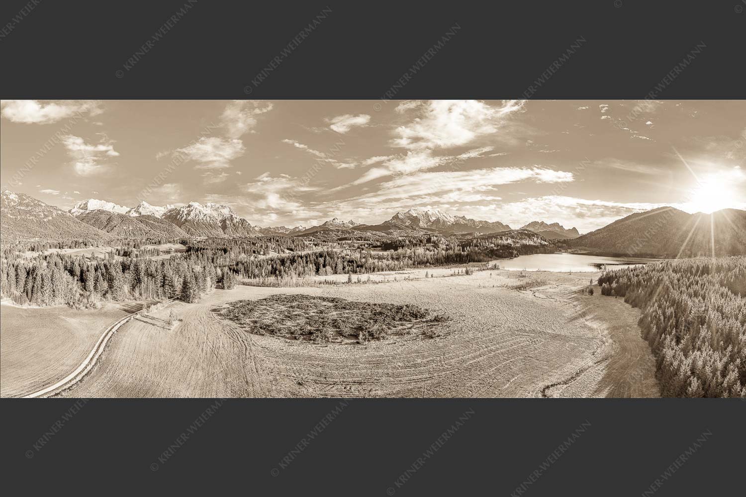 Panorama vom Barmsee mit Karwendel- und Wettersteingebirge - Hoamat 2,5:1 sepia -- Karwendel Wetterstein und Barmsee - mehr Infos bei www.Kriner-Weiermann.de