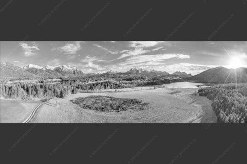 Panorama vom Barmsee mit Karwendel- und Wettersteingebirge - Hoamat 3:1 sw -- Karwendel Wetterstein und Barmsee - mehr Infos bei www.Kriner-Weiermann.de