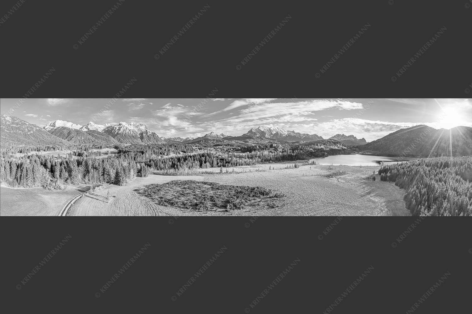 Panorama vom Barmsee mit Karwendel- und Wettersteingebirge - Hoamat 4:1 sw -- Karwendel Wetterstein und Barmsee - mehr Infos bei www.Kriner-Weiermann.de