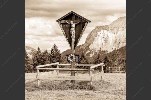 Wegkreuz am Wamberg - Höheres 1:1 sepia -- Wegkreuz bei Wamberg und Eckbauer - mehr Infos bei www.Kriner-Weiermann.de