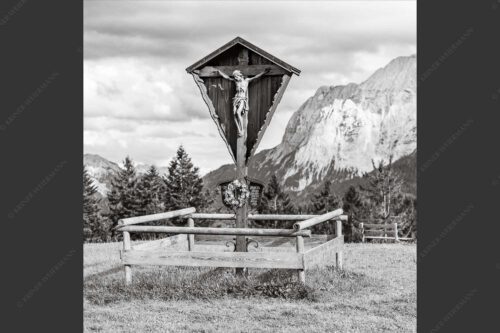Wegkreuz am Wamberg - Höheres 1:1 sw -- Wegkreuz bei Wamberg und Eckbauer - mehr Infos bei www.Kriner-Weiermann.de