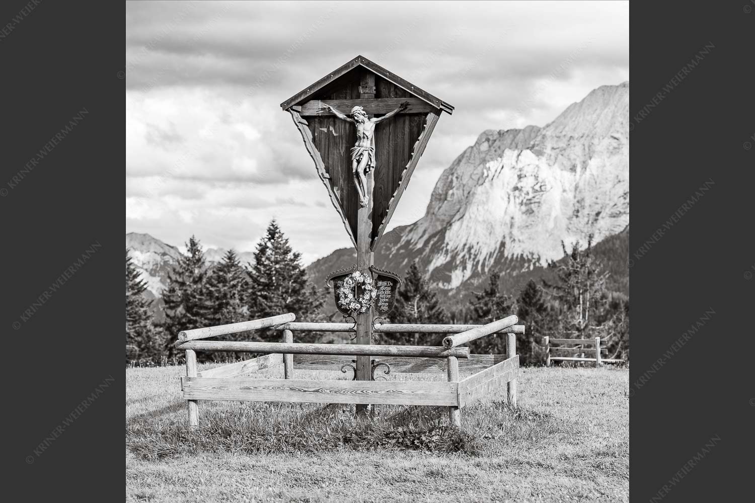 Wegkreuz am Wamberg - Höheres 1:1 sw -- Wegkreuz bei Wamberg und Eckbauer - mehr Infos bei www.Kriner-Weiermann.de