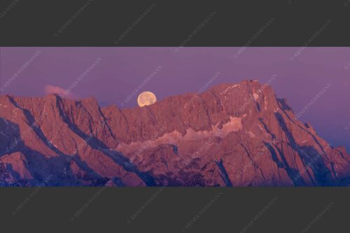 Untergehender Mond über dem Höllental mit Zugspitze und Jubiläumsgrat - Höllental 2,5:1  -- Vollmond an der Zugspitze - mehr Infos bei www.Kriner-Weiermann.de