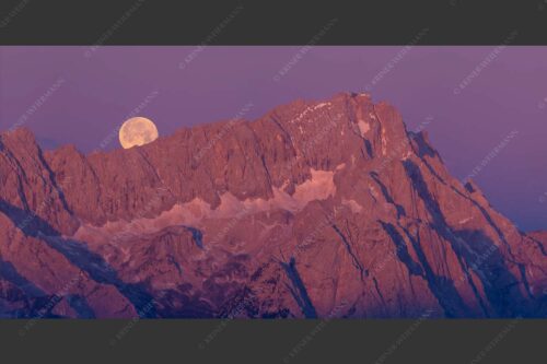 Untergehender Mond über dem Höllental mit Zugspitze und Jubiläumsgrat - Höllental 2:1  -- Vollmond an der Zugspitze - mehr Infos bei www.Kriner-Weiermann.de