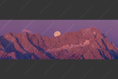 Untergehender Mond über dem Höllental mit Zugspitze und Jubiläumsgrat - Höllental 3:1  -- Vollmond an der Zugspitze - mehr Infos bei www.Kriner-Weiermann.de