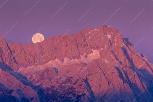 Untergehender Mond über dem Höllental mit Zugspitze und Jubiläumsgrat - Höllental 3:2  -- Vollmond an der Zugspitze - mehr Infos bei www.Kriner-Weiermann.de