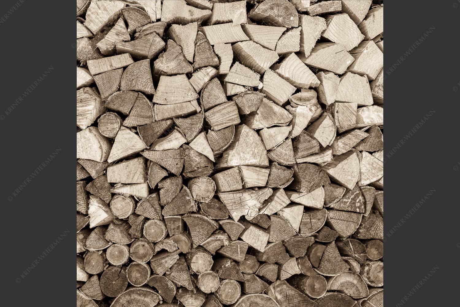 Aufgerichteter Holzhaufen - Holzhaufen II 1:1 sepia -- Holzstapel Holzscheite - mehr Infos bei www.Kriner-Weiermann.de