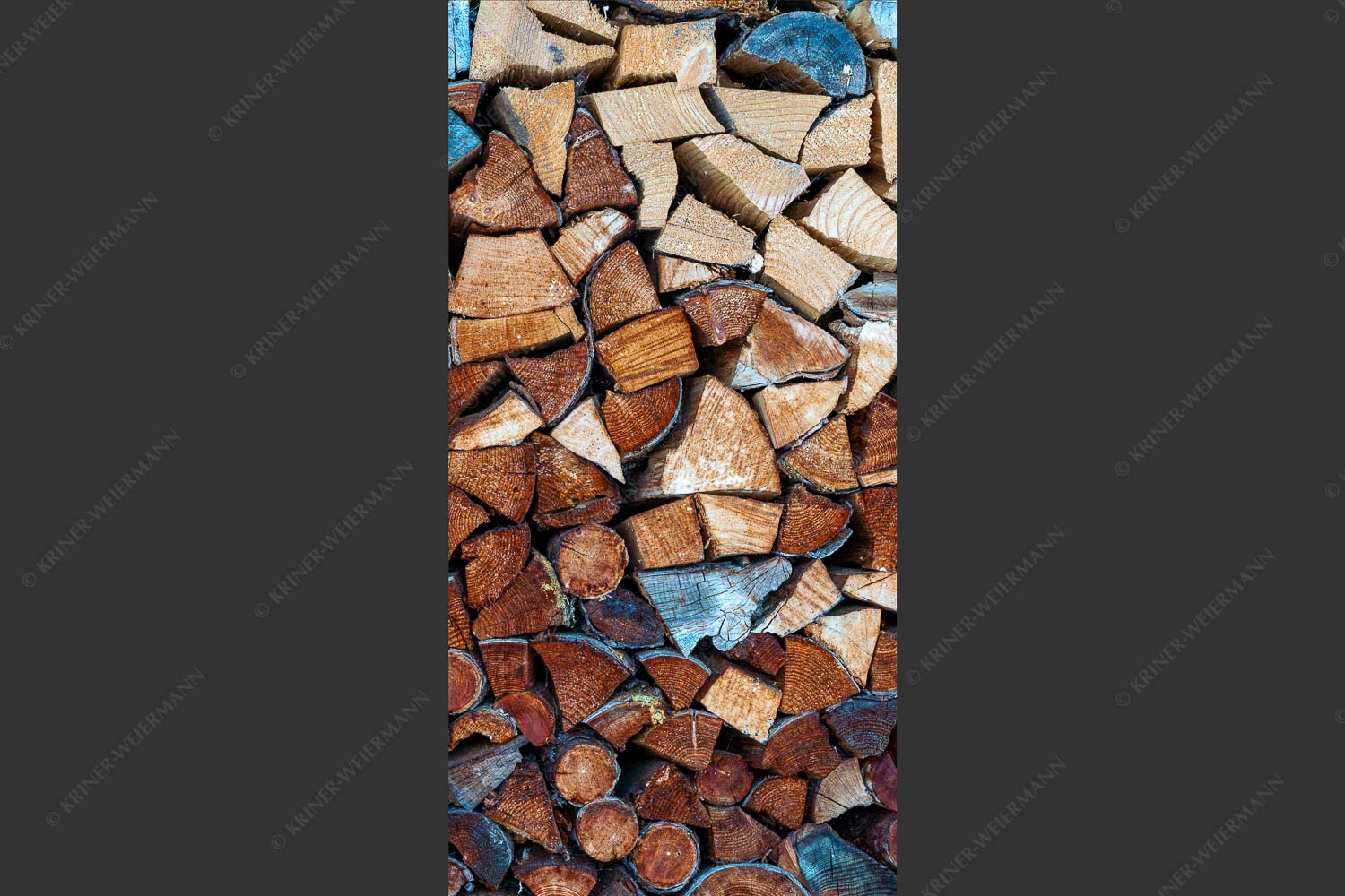 Aufgerichteter Holzhaufen - Holzhaufen II 1:2 -- Holzstapel Holzscheite - mehr Infos bei www.Kriner-Weiermann.de