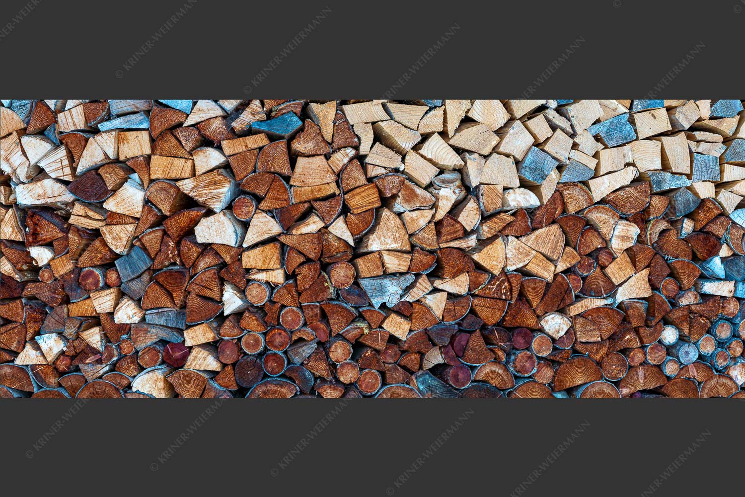 Aufgerichteter Holzhaufen - Holzhaufen II 2,5:1 -- Holzstapel Holzscheite - mehr Infos bei www.Kriner-Weiermann.de