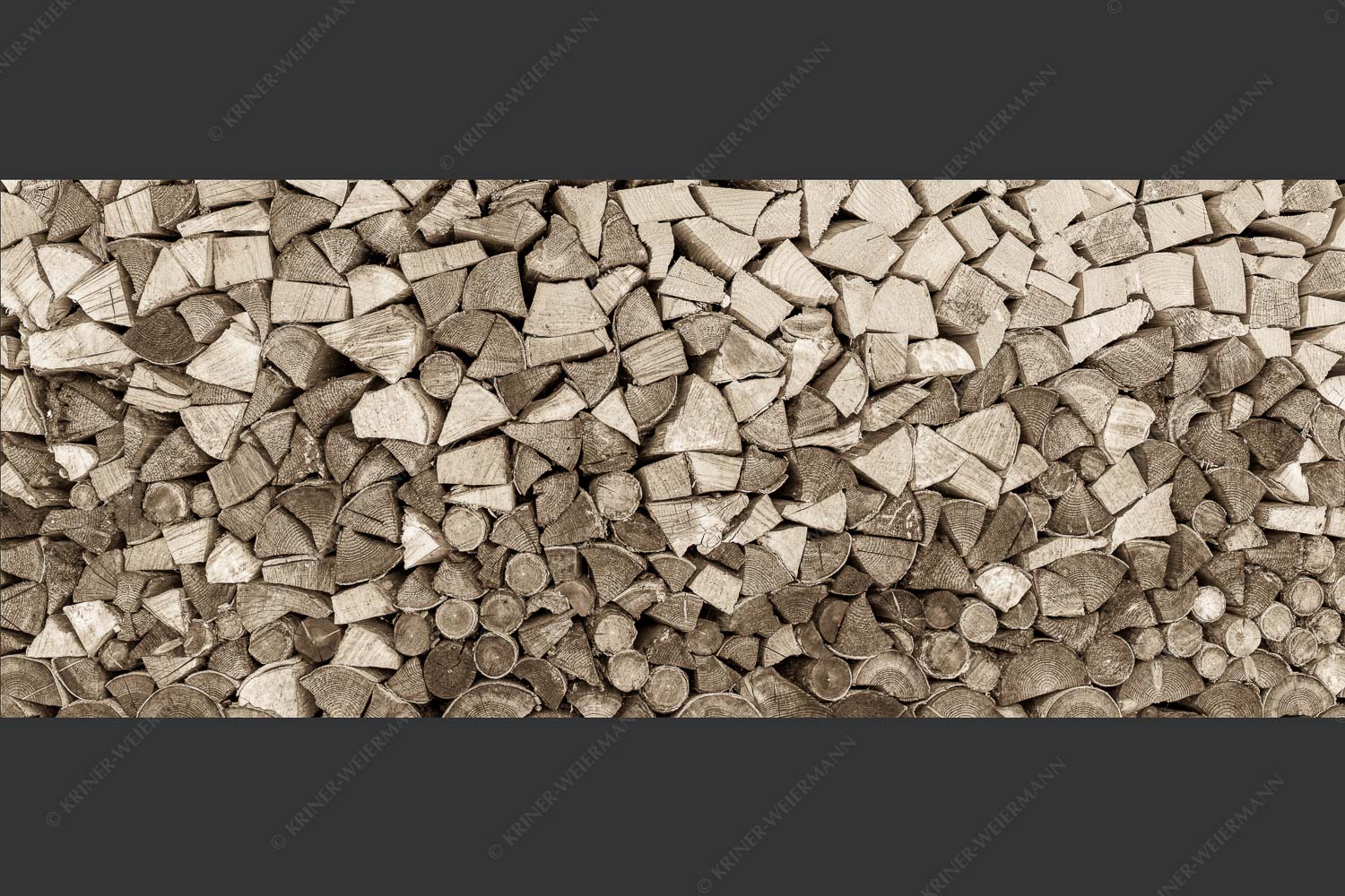 Aufgerichteter Holzhaufen - Holzhaufen II 2,5:1 sepia -- Holzstapel Holzscheite - mehr Infos bei www.Kriner-Weiermann.de