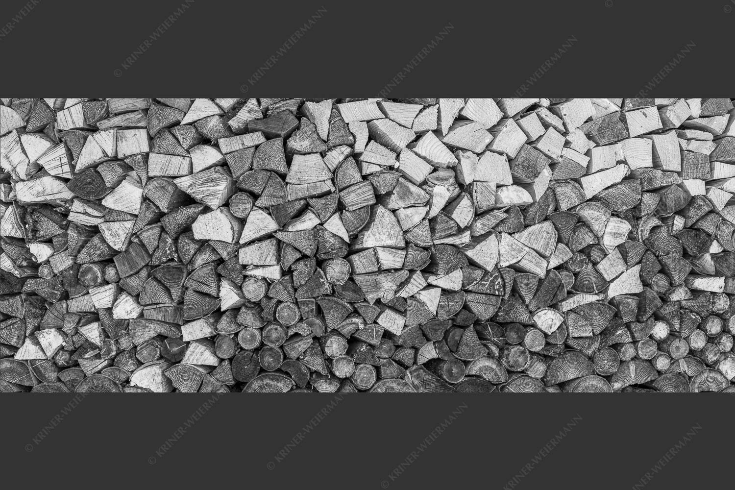 Aufgerichteter Holzhaufen - Holzhaufen II 2,5:1 sw -- Holzstapel Holzscheite - mehr Infos bei www.Kriner-Weiermann.de