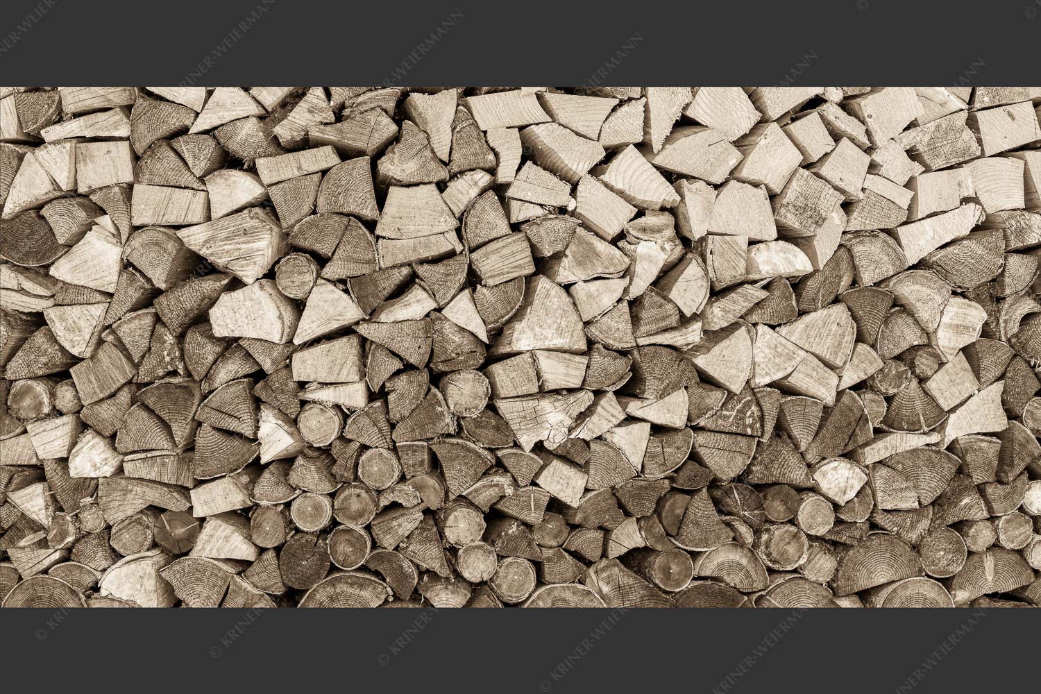 Aufgerichteter Holzhaufen - Holzhaufen II 2:1 sepia -- Holzstapel Holzscheite - mehr Infos bei www.Kriner-Weiermann.de
