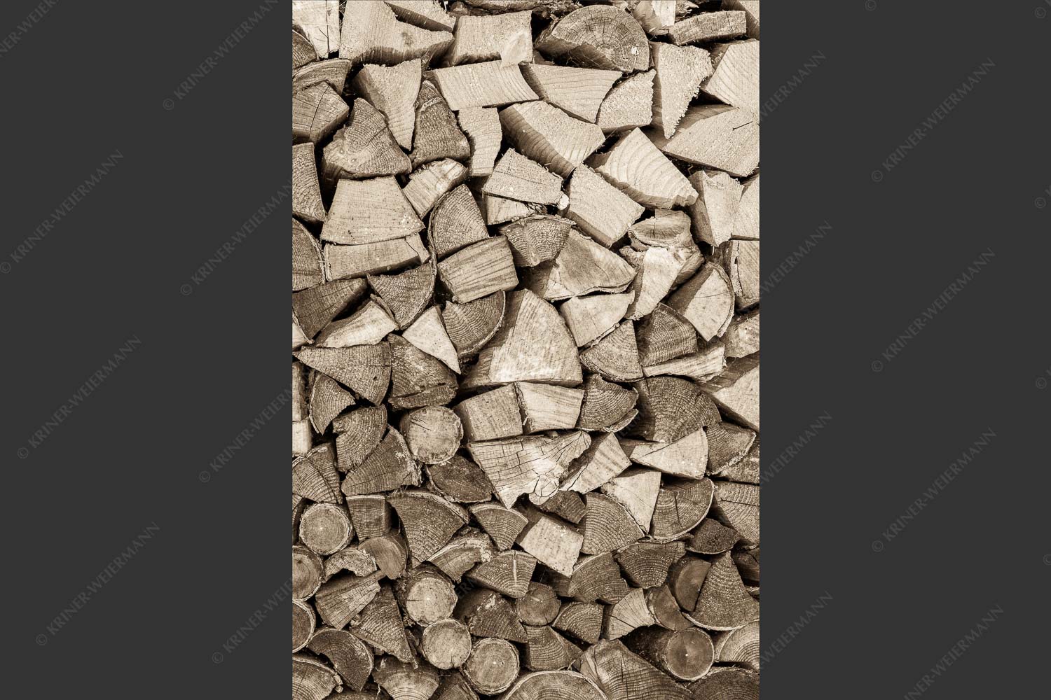 Aufgerichteter Holzhaufen - Holzhaufen II 2:3 sepia -- Holzstapel Holzscheite - mehr Infos bei www.Kriner-Weiermann.de