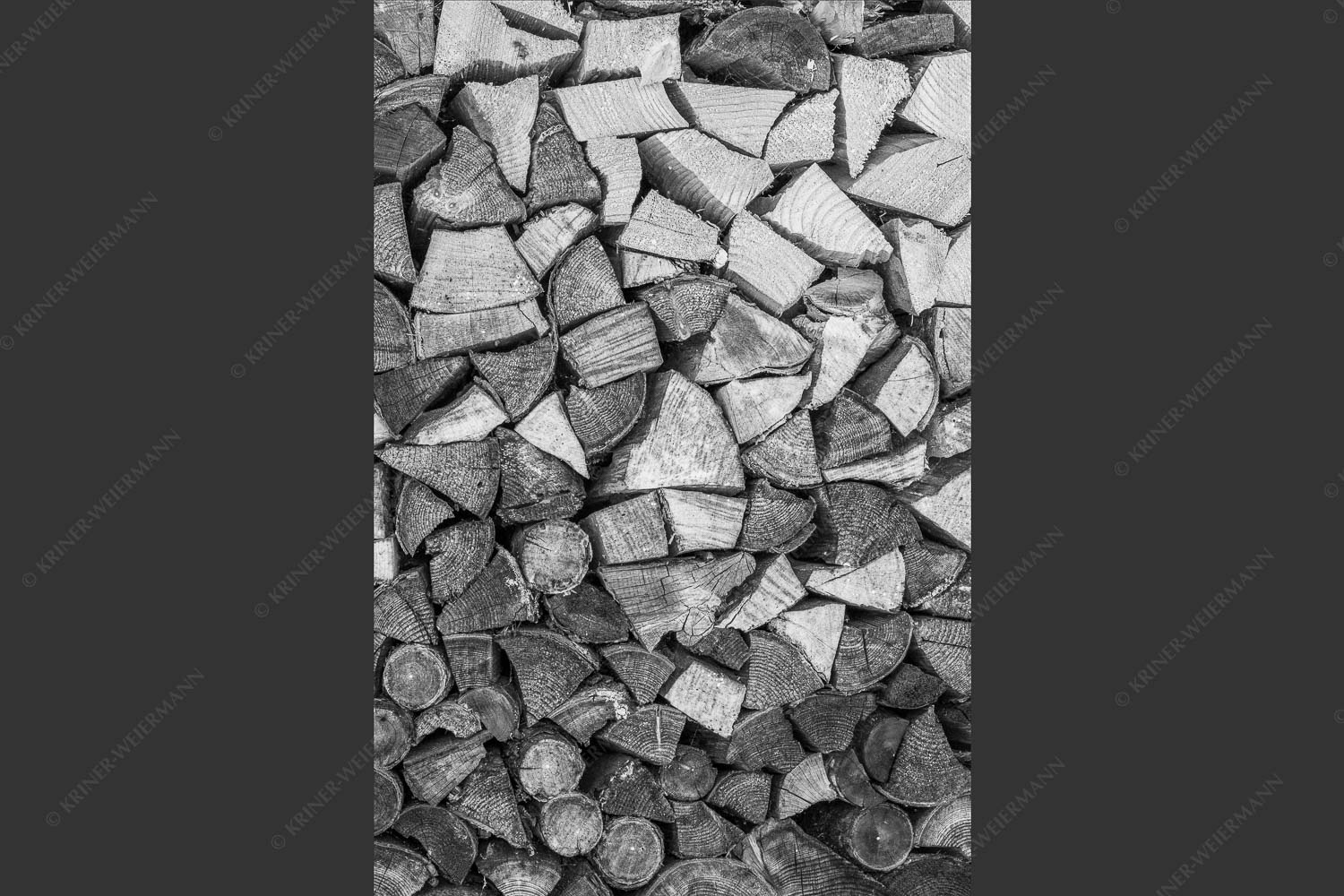 Aufgerichteter Holzhaufen - Holzhaufen II 2:3 sw -- Holzstapel Holzscheite - mehr Infos bei www.Kriner-Weiermann.de
