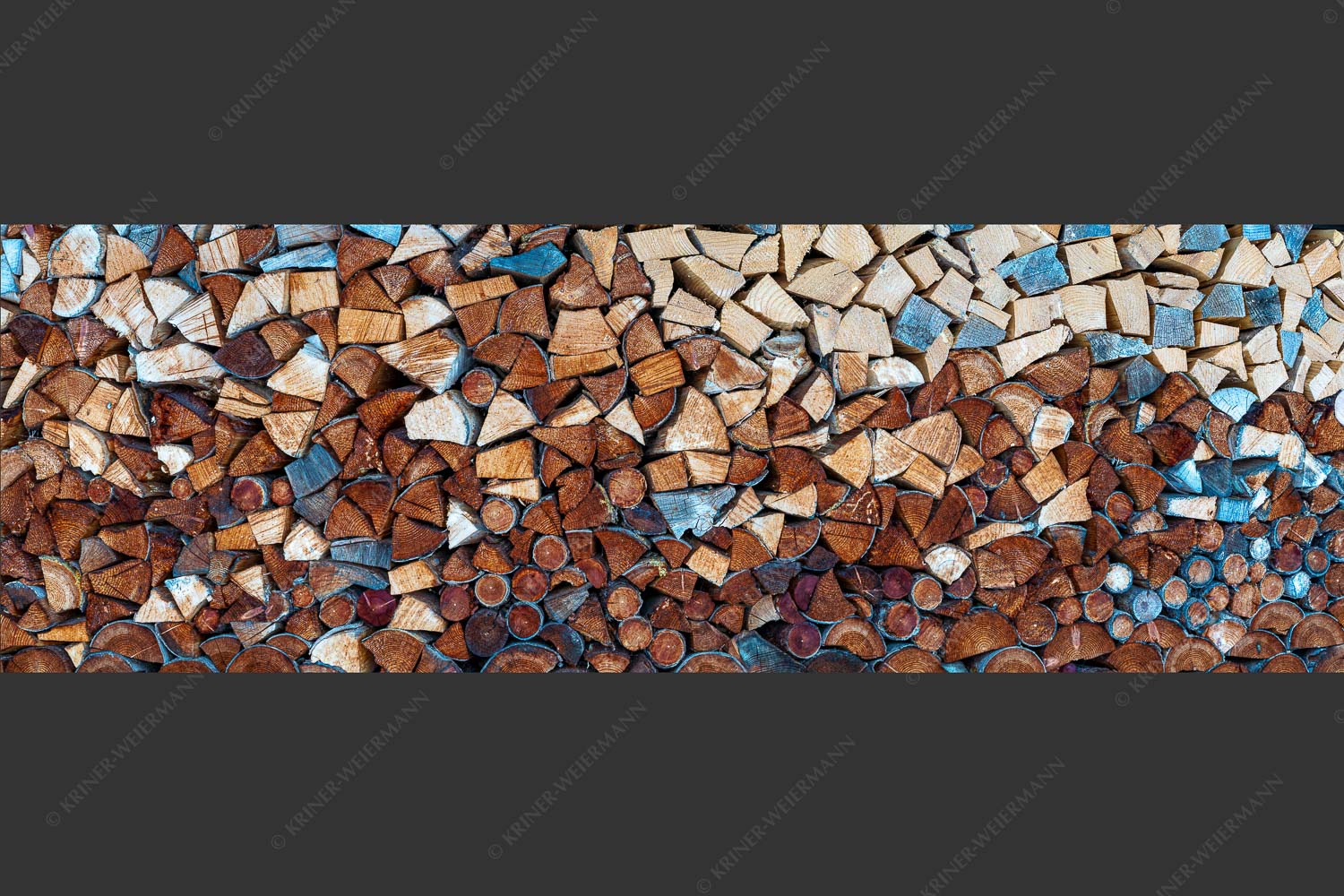 Aufgerichteter Holzhaufen - Holzhaufen II 3:1 -- Holzstapel Holzscheite - mehr Infos bei www.Kriner-Weiermann.de