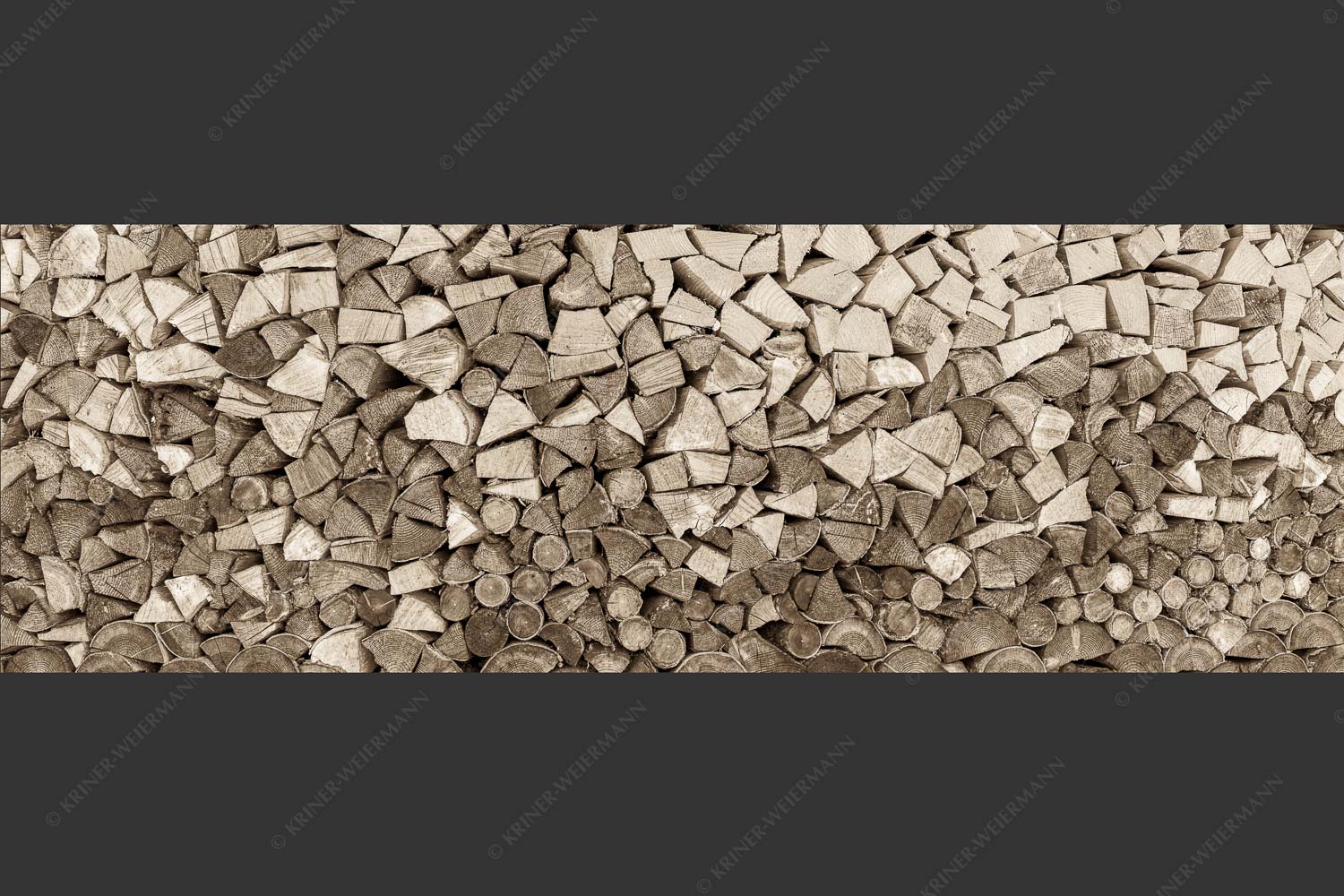 Aufgerichteter Holzhaufen - Holzhaufen II 3:1 sepia -- Holzstapel Holzscheite - mehr Infos bei www.Kriner-Weiermann.de