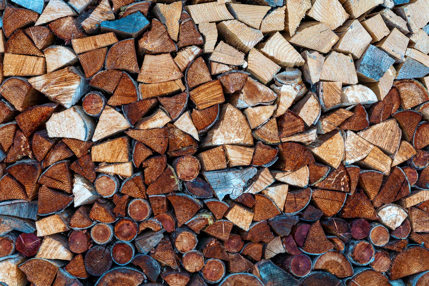 Aufgerichteter Holzhaufen - Holzhaufen II 3:2 -- Holzstapel Holzscheite - mehr Infos bei www.Kriner-Weiermann.de