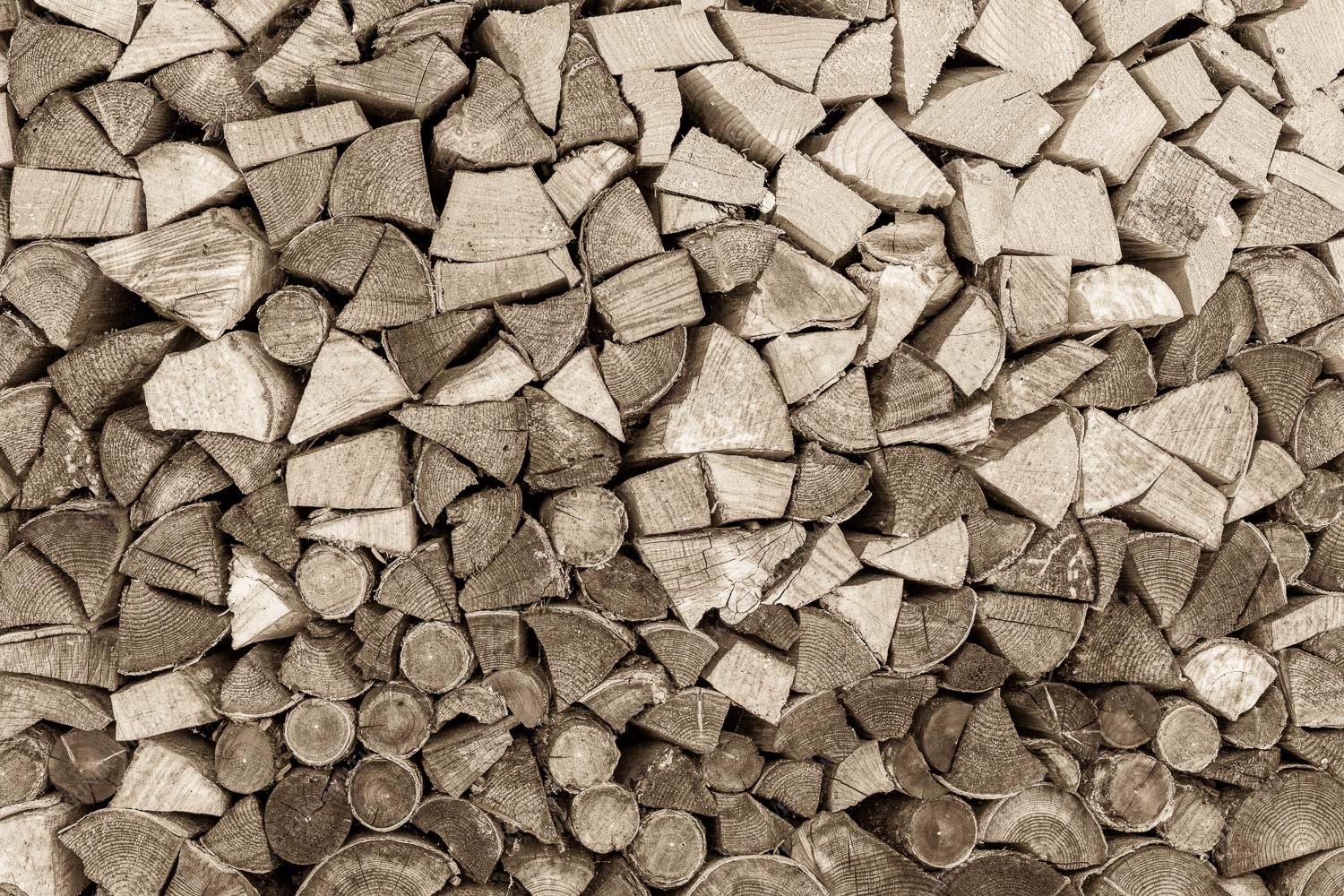 Aufgerichteter Holzhaufen - Holzhaufen II 3:2 sepia -- Holzstapel Holzscheite - mehr Infos bei www.Kriner-Weiermann.de