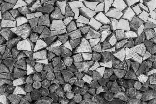 Aufgerichteter Holzhaufen - Holzhaufen II 3:2 sw -- Holzstapel Holzscheite - mehr Infos bei www.Kriner-Weiermann.de