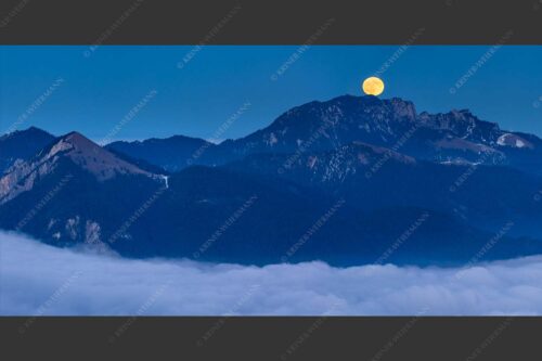 Vollmondaufgang über dem Nebelmeer und der Benediktenwand - i-Tüpferl 2:1  -- Vollmond an Benediktenwand - mehr Infos bei www.Kriner-Weiermann.de