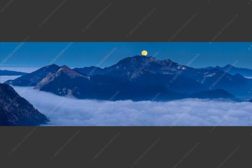 Vollmondaufgang über dem Nebelmeer und der Benediktenwand - i-Tüpferl 3:1  -- Vollmond an Benediktenwand - mehr Infos bei www.Kriner-Weiermann.de