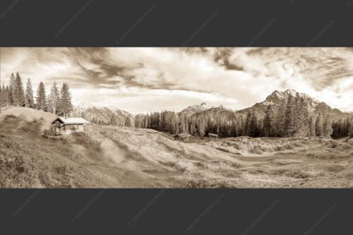Blick über Buckelwiesen zu den Arnspitzen und zum Wetterstein - Idylischer Ausblick 2,5:1 sepia -- Hütte mit Buckelwiesen - mehr Infos bei www.Kriner-Weiermann.de