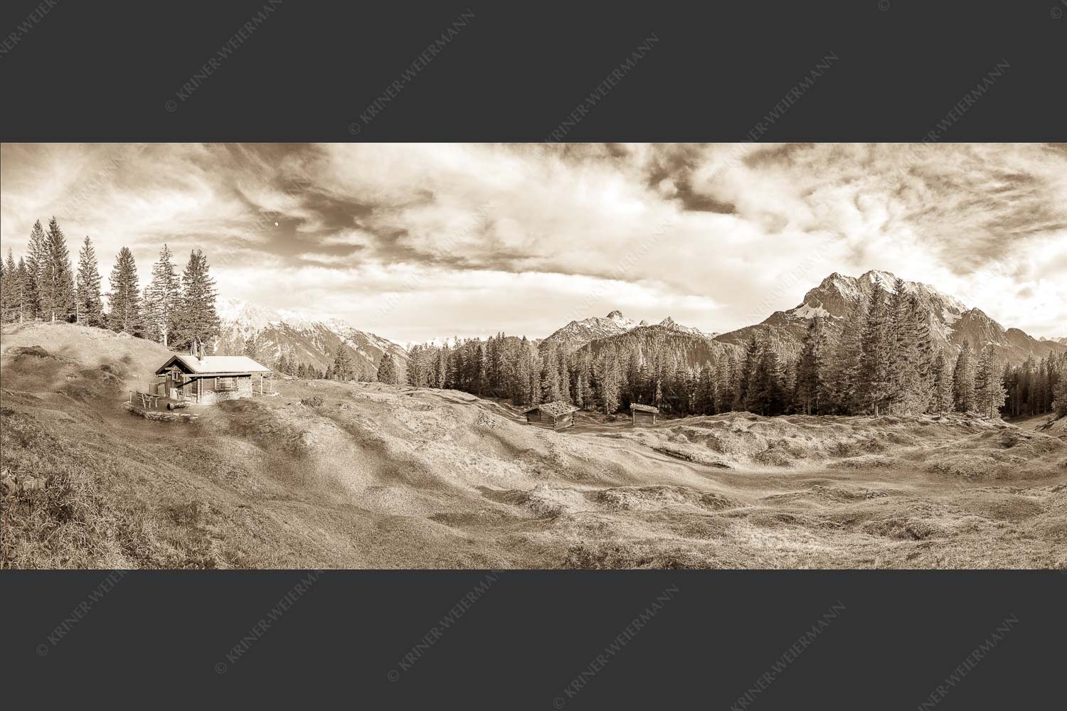Blick über Buckelwiesen zu den Arnspitzen und zum Wetterstein - Idylischer Ausblick 2,5:1 sepia -- Hütte mit Buckelwiesen - mehr Infos bei www.Kriner-Weiermann.de