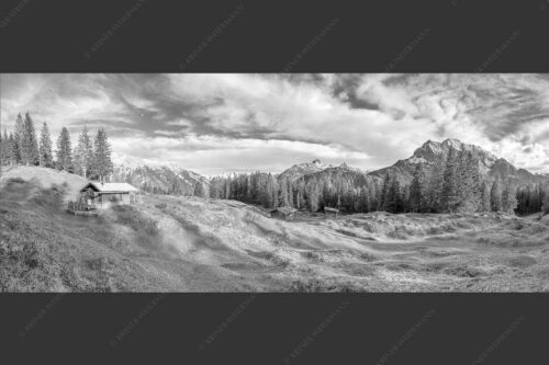 Blick über Buckelwiesen zu den Arnspitzen und zum Wetterstein - Idylischer Ausblick 2,5:1 sw -- Hütte mit Buckelwiesen - mehr Infos bei www.Kriner-Weiermann.de