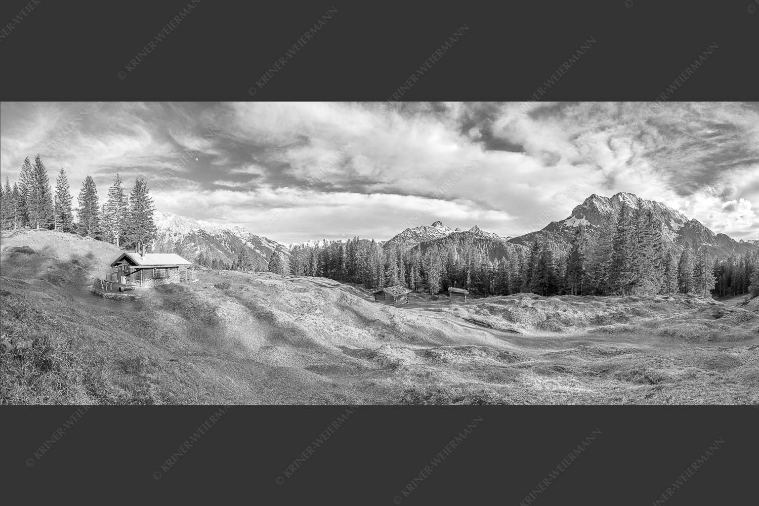 Blick über Buckelwiesen zu den Arnspitzen und zum Wetterstein - Idylischer Ausblick 2,5:1 sw -- Hütte mit Buckelwiesen - mehr Infos bei www.Kriner-Weiermann.de